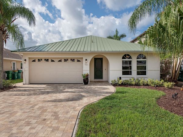 Luxury Naples Home with Three Bedroom & private Pool