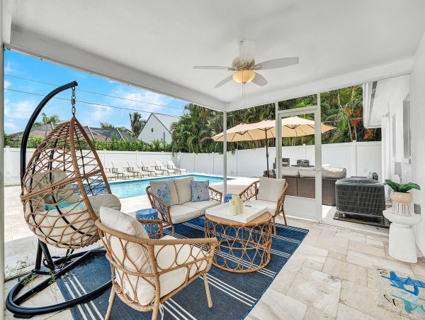 Contemporary 3 Bedroom Vacation Home with Pool in Naples