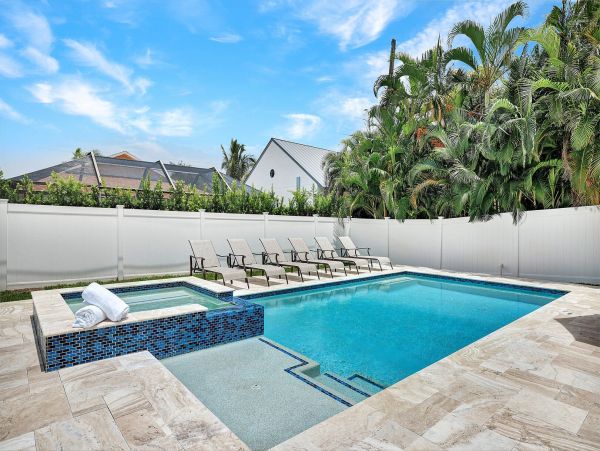 Contemporary 3 Bedroom Vacation Home with Pool in Naples