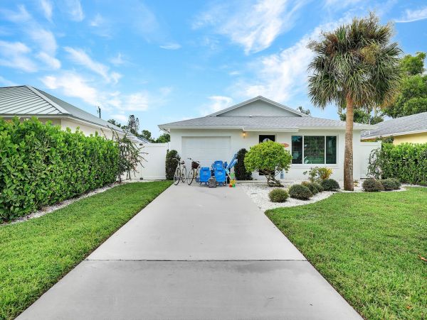 Contemporary 3 Bedroom Vacation Home with Pool in Naples
