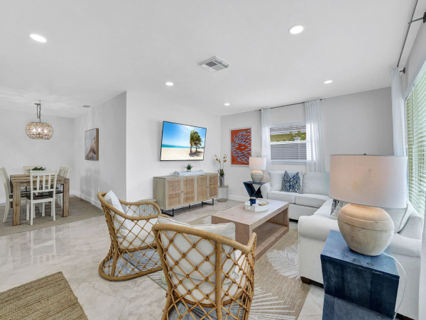 Contemporary 3 Bedroom Vacation Home with Pool in Naples