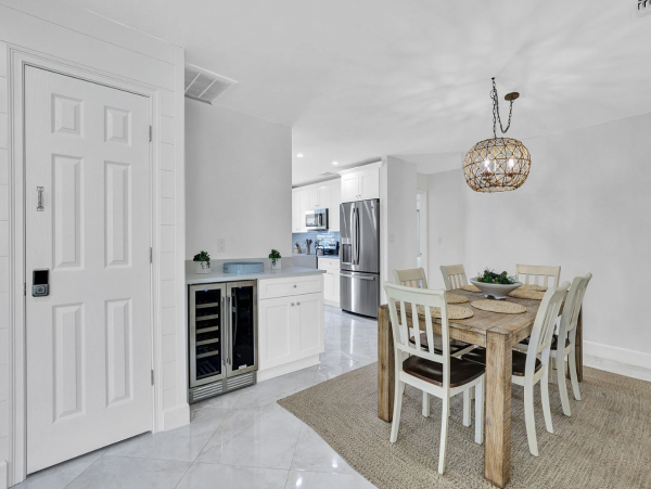 Contemporary 3 Bedroom Vacation Home with Pool in Naples