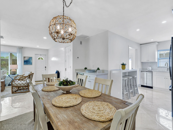 Contemporary 3 Bedroom Vacation Home with Pool in Naples