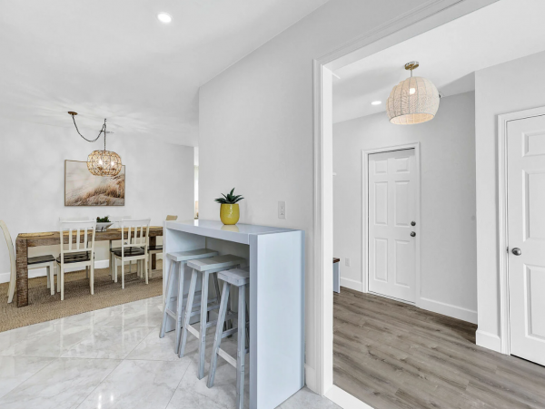 Contemporary 3 Bedroom Vacation Home with Pool in Naples