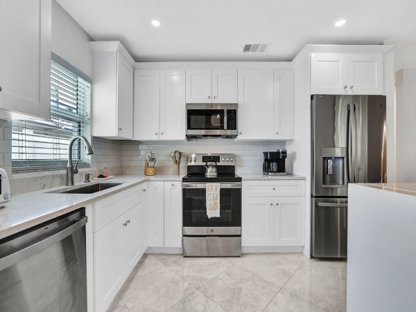 Contemporary 3 Bedroom Vacation Home with Pool in Naples