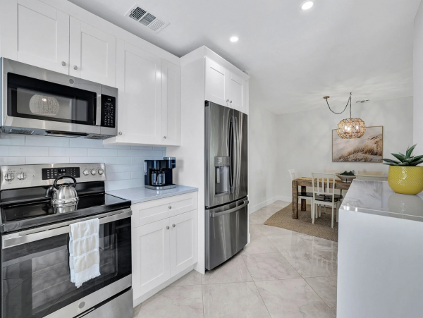 Contemporary 3 Bedroom Vacation Home with Pool in Naples