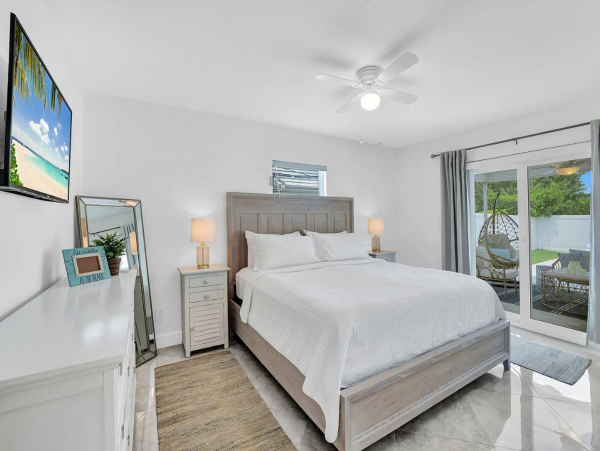 Contemporary 3 Bedroom Vacation Home with Pool in Naples