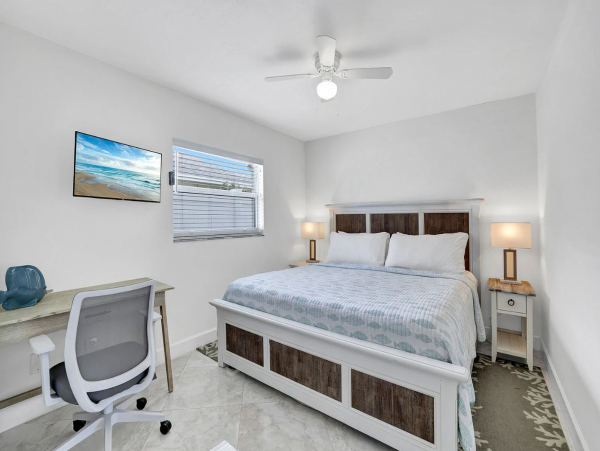 Contemporary 3 Bedroom Vacation Home with Pool in Naples