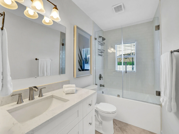 Contemporary 3 Bedroom Vacation Home with Pool in Naples