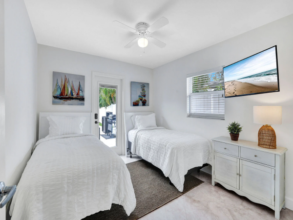 Contemporary 3 Bedroom Vacation Home with Pool in Naples