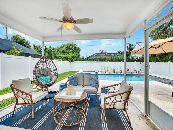 Contemporary 3 Bedroom Vacation Home with Pool in Naples