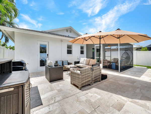 Contemporary 3 Bedroom Vacation Home with Pool in Naples