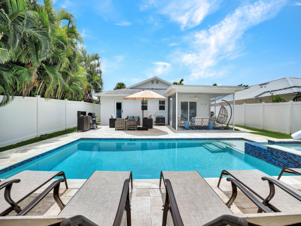 Contemporary 3 Bedroom Vacation Home with Pool in Naples