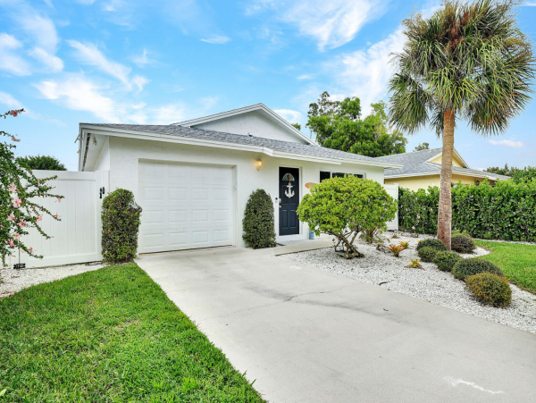 Contemporary 3 Bedroom Vacation Home with Pool in Naples