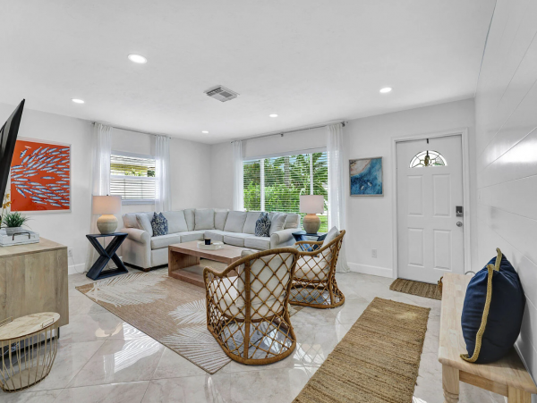 Contemporary 3 Bedroom Vacation Home with Pool in Naples