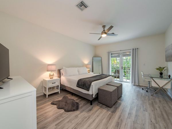 Luxury Home with Private Heated Pool Close to Vanderbilt Beach in Naples