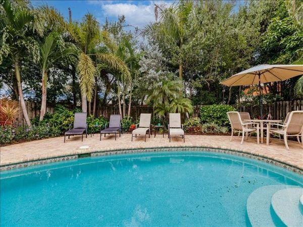 Charming 3 Bedroom Vacation Pool Home in Naples