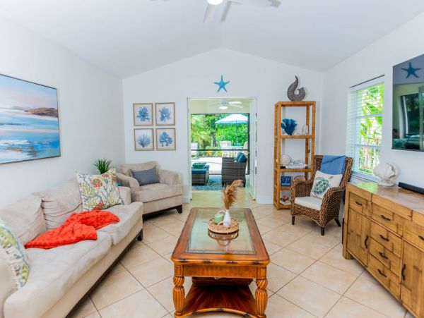 Charming 3 Bedroom Vacation Pool Home in Naples