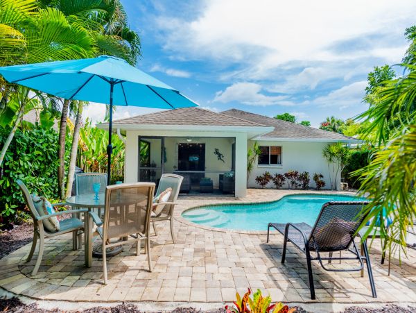 Charming 3 Bedroom Vacation Pool Home in Naples