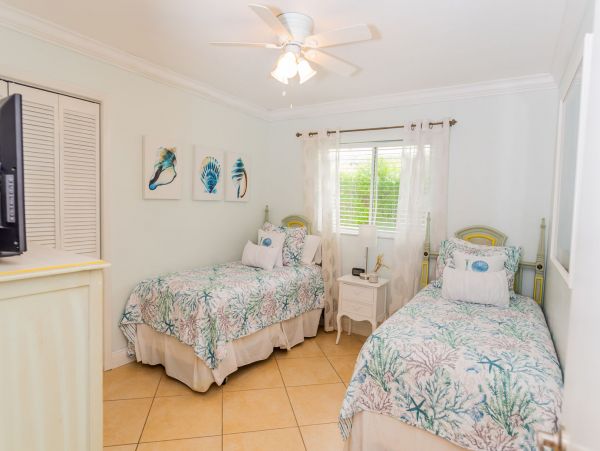 Charming 3 Bedroom Vacation Pool Home in Naples