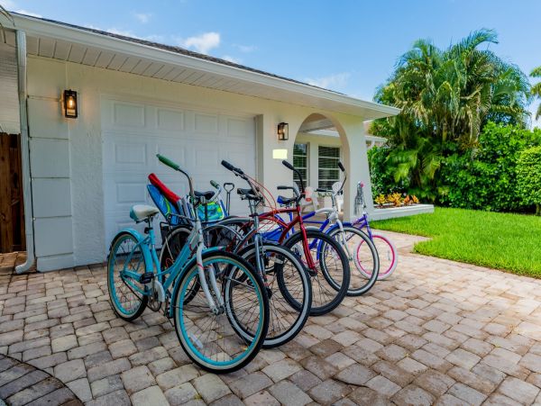 Charming 3 Bedroom Vacation Pool Home in Naples