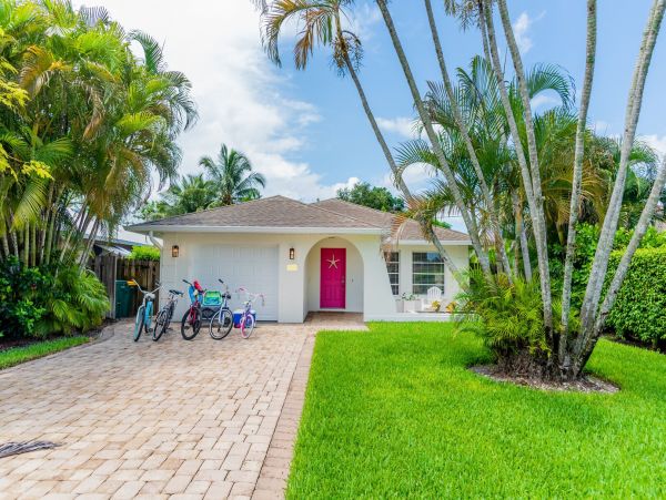 Charming 3 Bedroom Vacation Pool Home in Naples