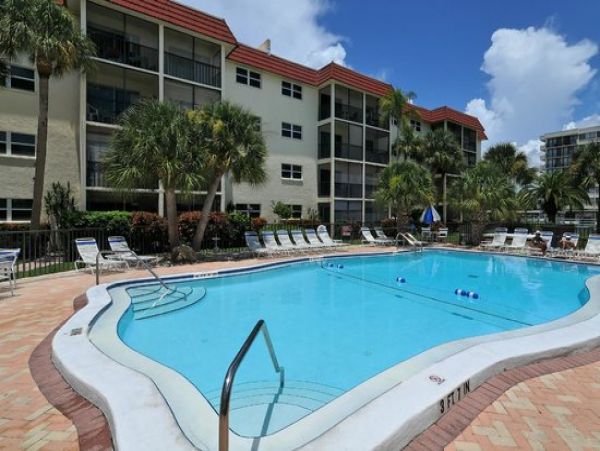 Walk to the Beach Two Bedroom Vacation Condo in Siesta Key