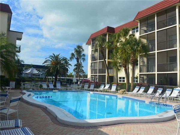 Walk to the Beach Two Bedroom Vacation Condo in Siesta Key