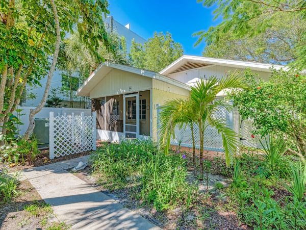 Lido Key Lovely Cottage with 2 Bedrooms