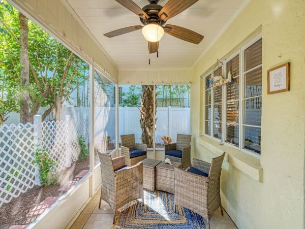 Lido Key Lovely Cottage with 2 Bedrooms