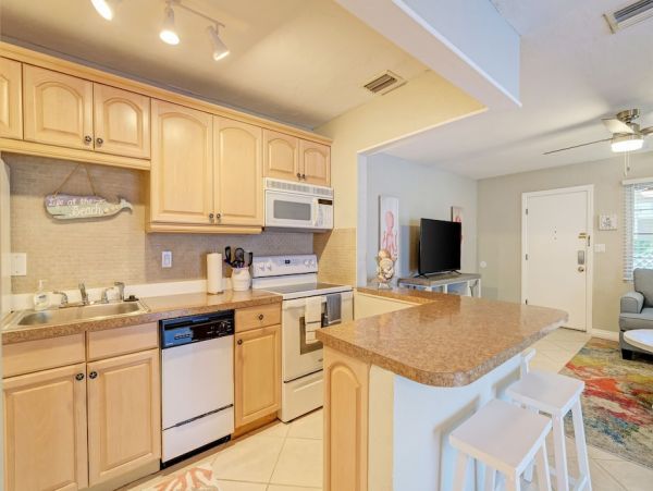 Lido Key Lovely Cottage with 2 Bedrooms