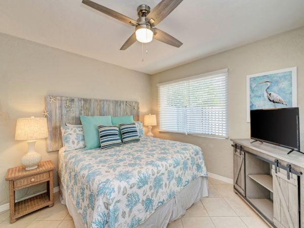 Lido Key Lovely Cottage with 2 Bedrooms