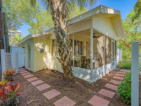 Lido Key Lovely Cottage with 2 Bedrooms