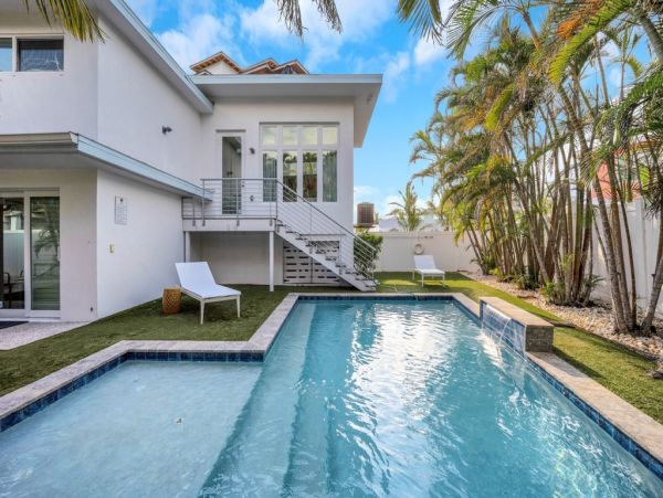 Siesta Key Vacation Rental - 6-Bedroom Luxury Beach House with Pool