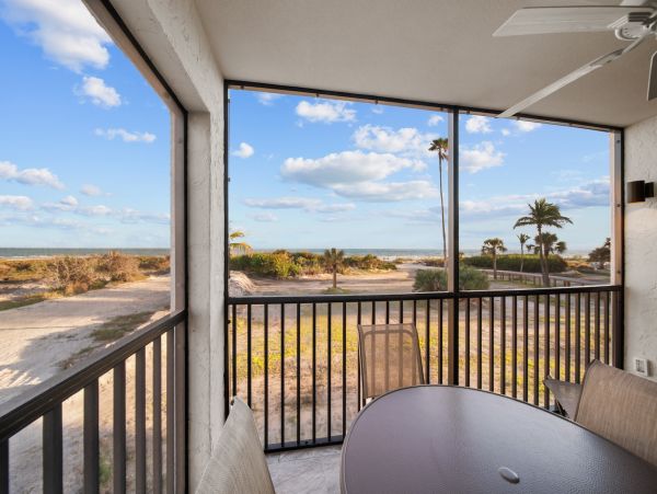 Gulf-Front Getaway with stunning Views and Comfort