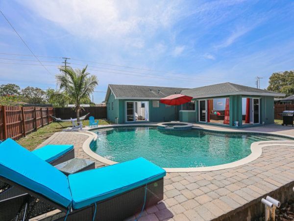 Lovely 4 Bedroom Home with Great Pool