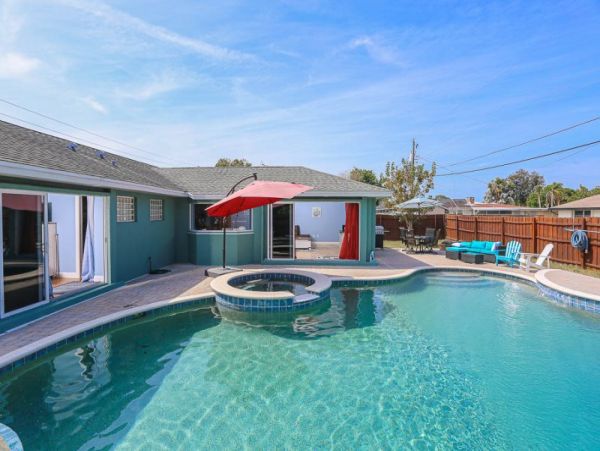 Lovely 4 Bedroom Home with Great Pool