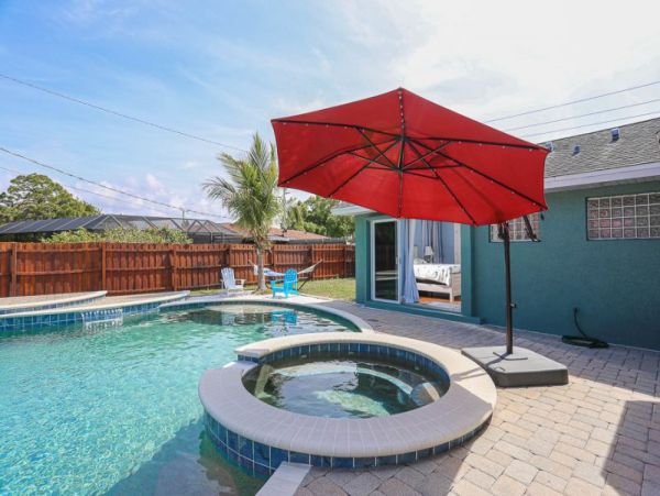 Lovely 4 Bedroom Home with Great Pool
