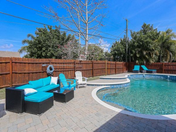 Lovely 4 Bedroom Home with Great Pool