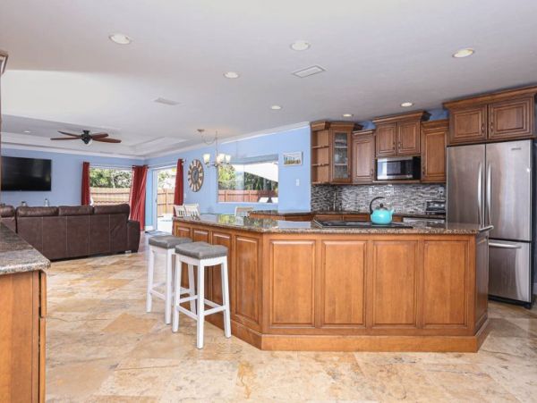 Lovely 4 Bedroom Home with Great Pool