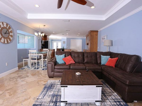 Lovely 4 Bedroom Home with Great Pool