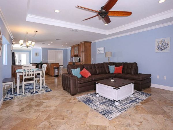 Lovely 4 Bedroom Home with Great Pool