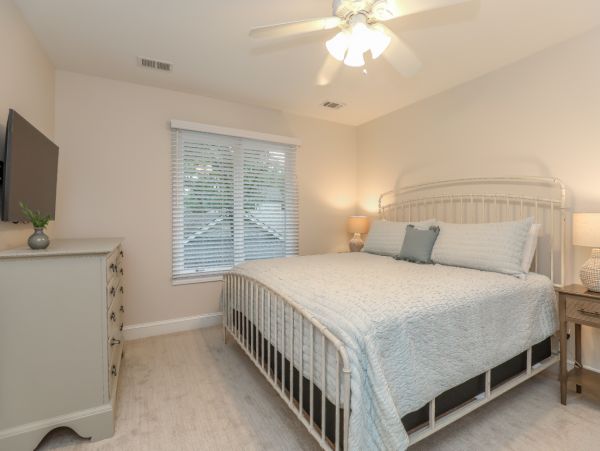 Hilton Head Vacation Pool Home Six bedroom Walk to Beach
