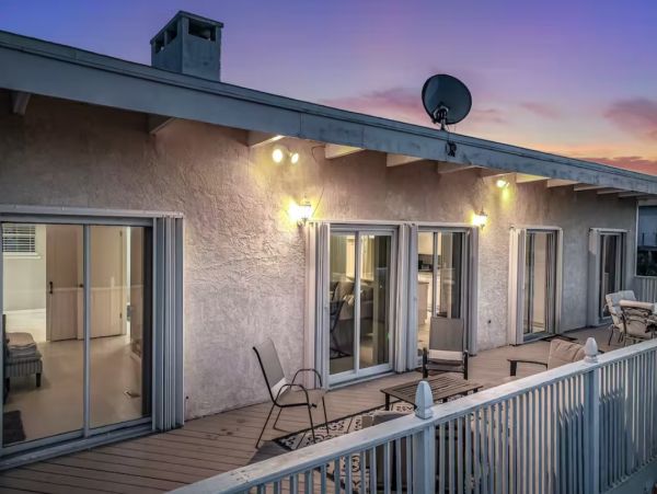 Lovely Two Story 4 Bedroom Rental Walk to Beach