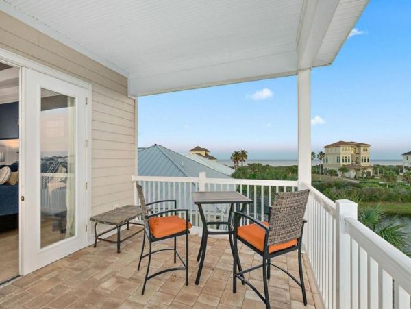 Gulf View Palm Coat Vacation Home Walk to Beach