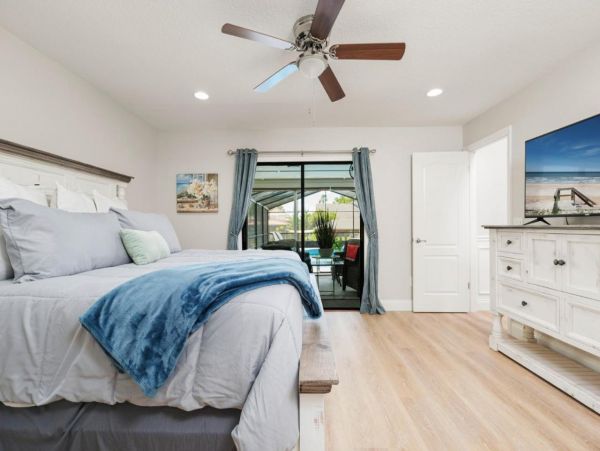 Five Bedroom Home in Palm Coast with Caged Pool