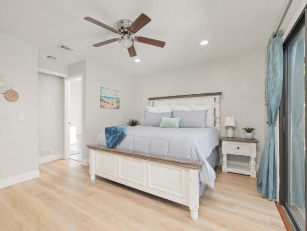 Five Bedroom Home in Palm Coast with Caged Pool