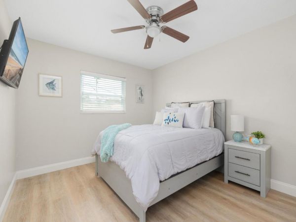 Five Bedroom Home in Palm Coast with Caged Pool