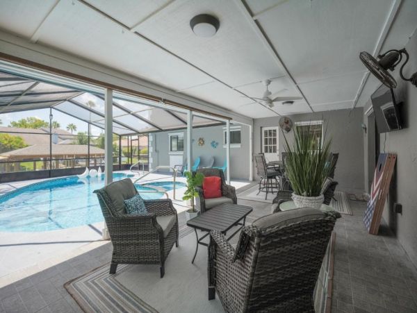 Five Bedroom Home in Palm Coast with Caged Pool