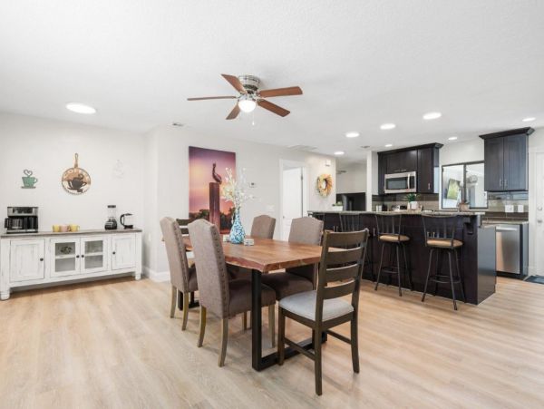 Five Bedroom Home in Palm Coast with Caged Pool